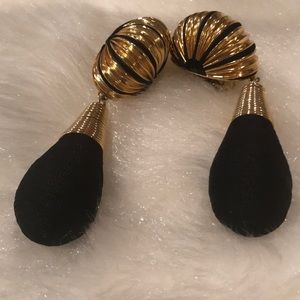 Black/Goldtone Clasp Earrings